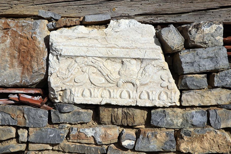Roma dönemine ait tapınağın kabartmalı taşları köydeki binaların duvarlarında kullanılmış
