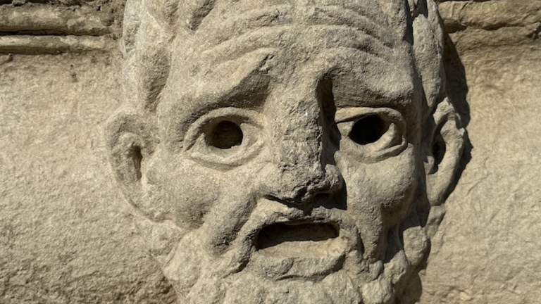 Kastabala Tiyatrosunda filozof maskı ortaya çıktı