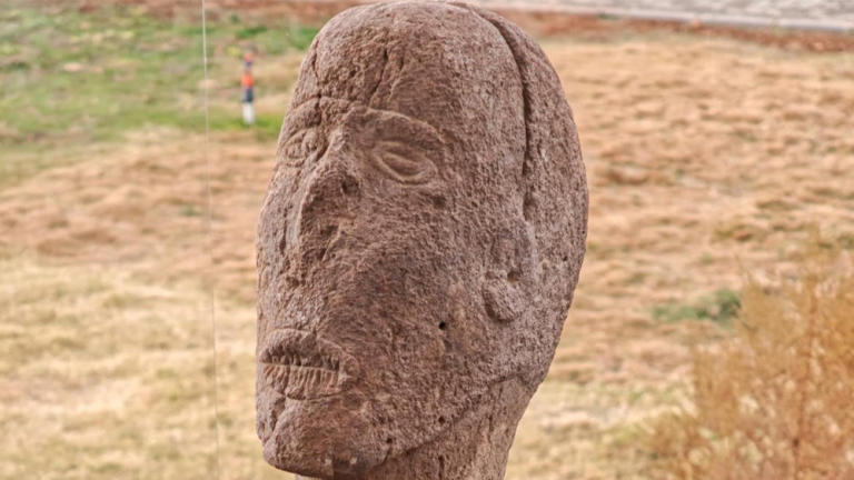 Sayburç’ta ağzı dikilmiş heykel bulundu