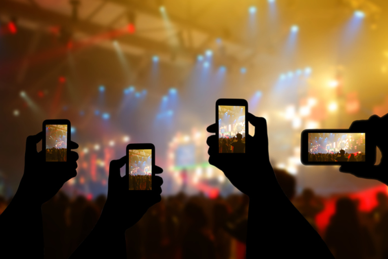 Akıllı telefonlar konserlerde ve okullarda yasaklanmalı mı?