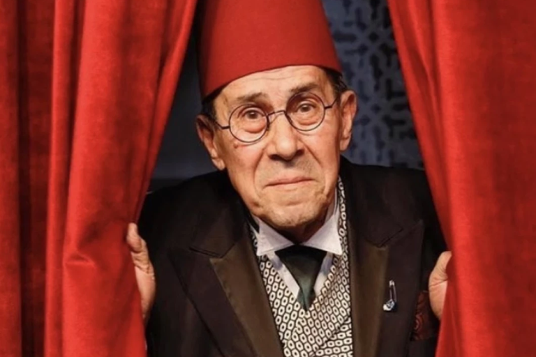 Usta oyuncu kalça kırığıyla sahneye çıkartıldı